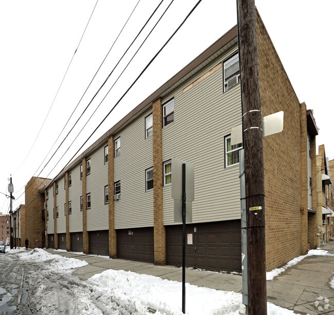 Building Photo - 814-820 26th St