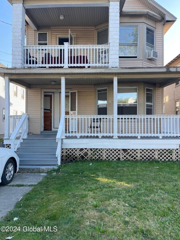 Primary Photo - 744 Myrtle Ave