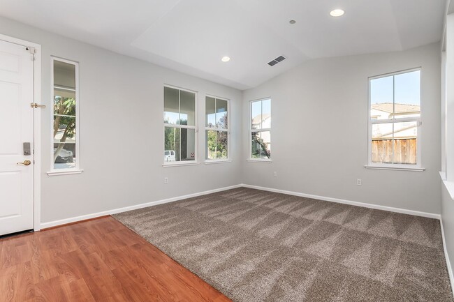 Building Photo - Start the New Years in this spacious home ...