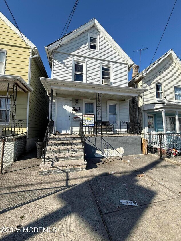 Primary Photo - 647 State St