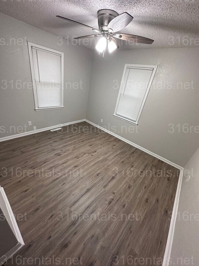 Building Photo - $1050 - 3 bedroom / 1 bathroom - Single Fa...