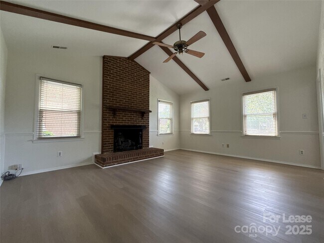 Foto del edificio - 9909 Elm Creek Ln