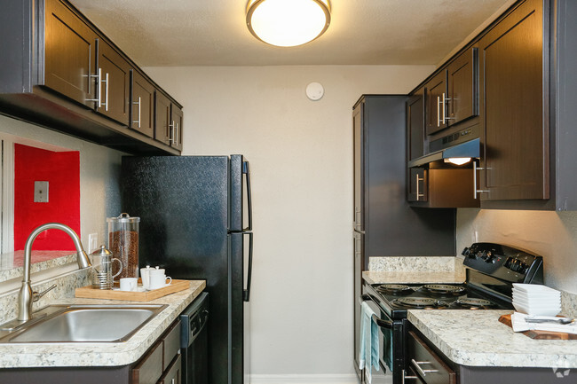 1BR, 1BA - 632SF - Kitchen - City Crossing