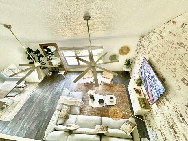 Foto del edificio - 4700 Regina Dr