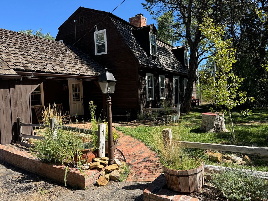 Foto principal - 3 Bedroom, 2.5 Bathroom Home in Cedar Crest