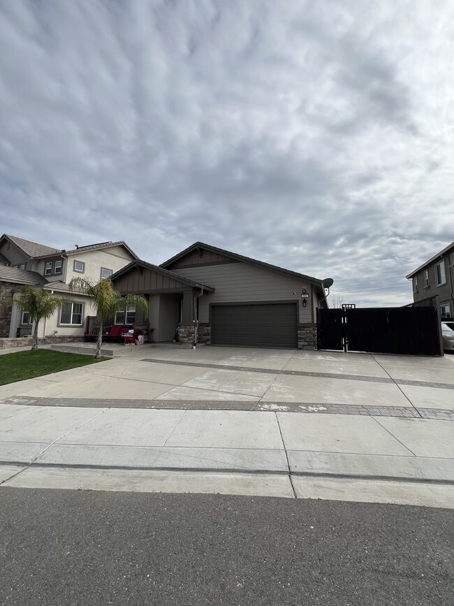 Building Photo - 561 Kingbird Cir