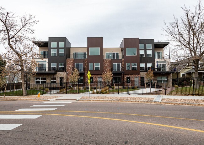 Foto del edificio - Luxury Executive Westside Townhouse with E...