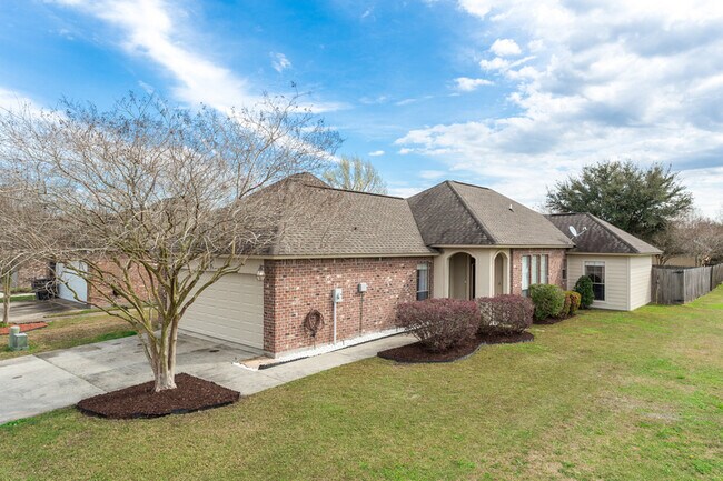Foto del edificio - 735 Fall Creek Dr