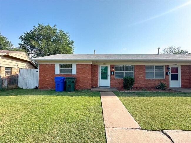 Building Photo - 833 Owl St