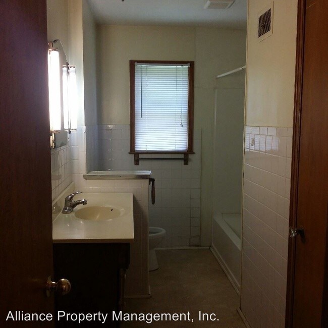 Building Photo - 1412 Vista Ln
