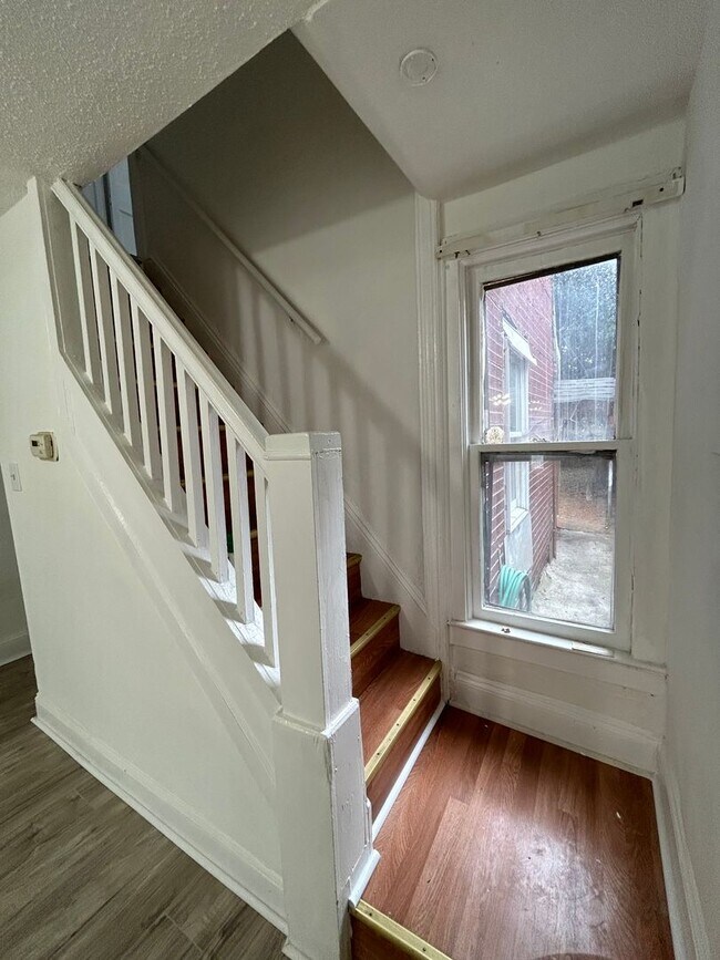 Building Photo - 39 Adeline St