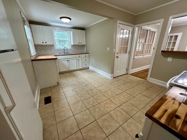Building Photo - Quaint Cottage!