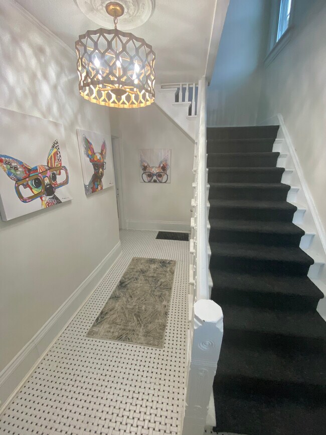 Foto del edificio - 2547 N Oakland Ave