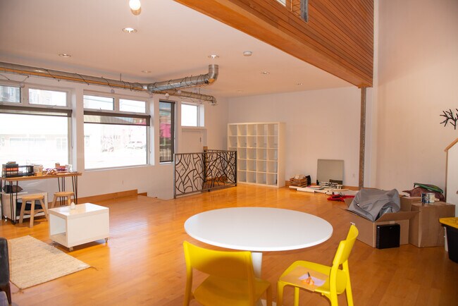 Foto del edificio - 2400 N Broadway