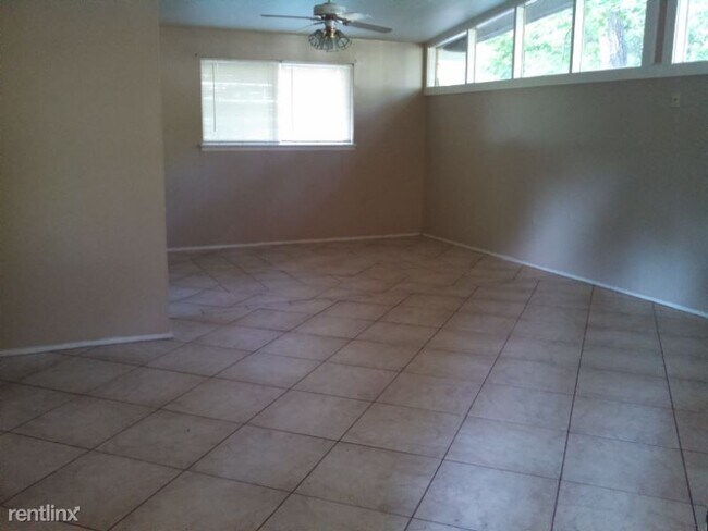 Building Photo - 4 br, 1.5 bath House - 104 Juniper Cir