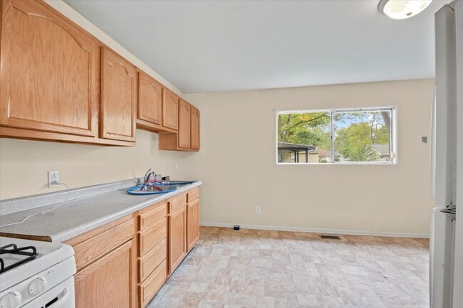 Building Photo - 2425 E Elm St