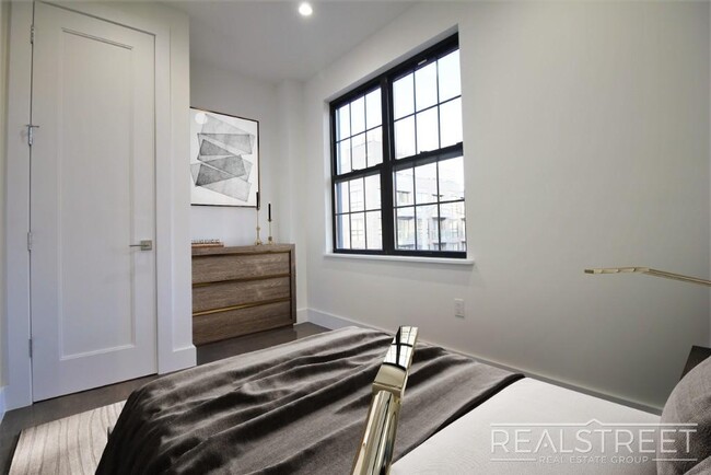 Foto del edificio - Stunning Brand New 2 BED with W/D in unit!
