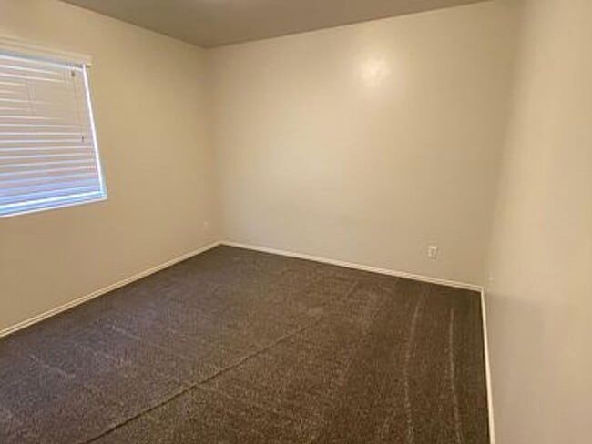 Building Photo - 3 Bedroom, 2 Bathroom Apartment with great...