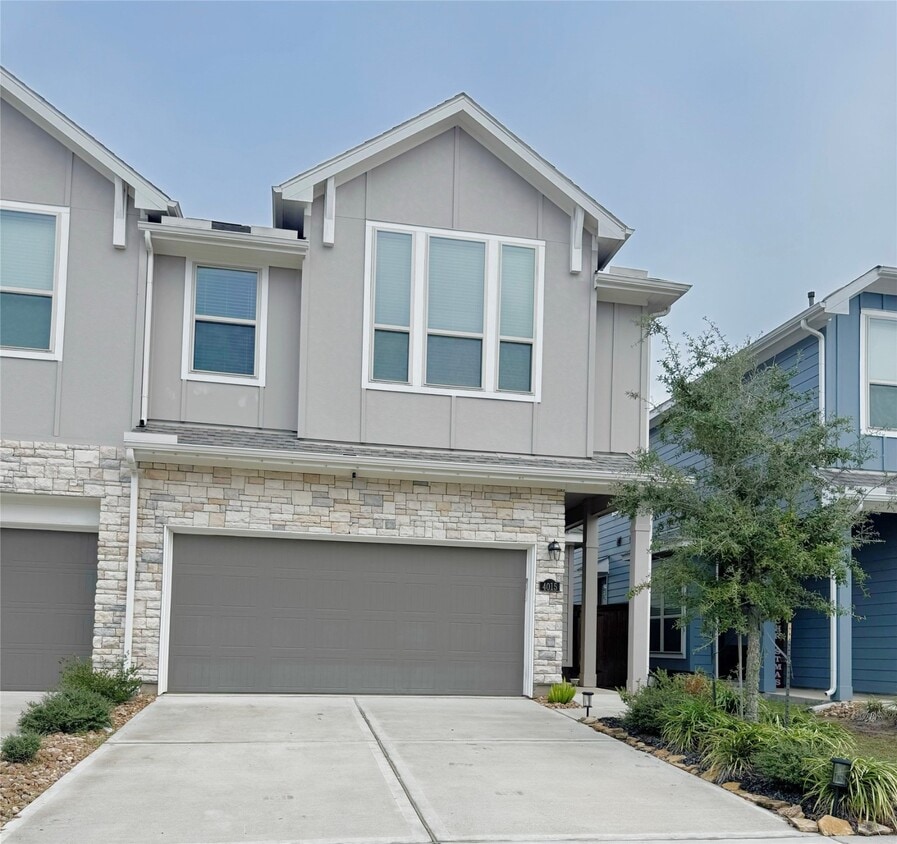 Foto principal - 4015 Champlain Wy