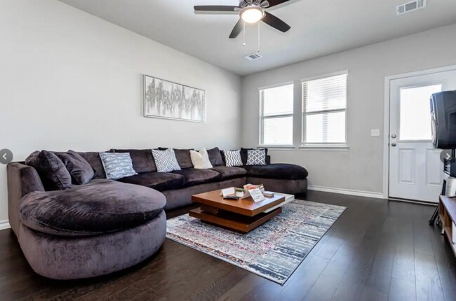 Foto del edificio - Room in House on Saginaw Dr