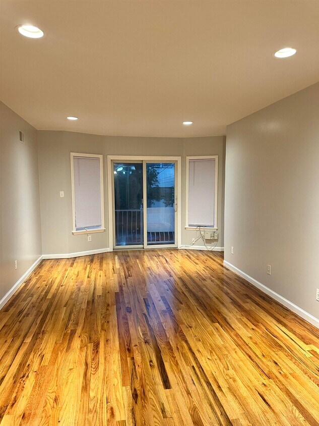 Foto principal - 31 Logan Ave
