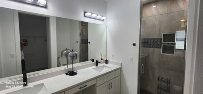 Building Photo - Charming 3BR/2BA/2 Car Garage Plus Den/Off...