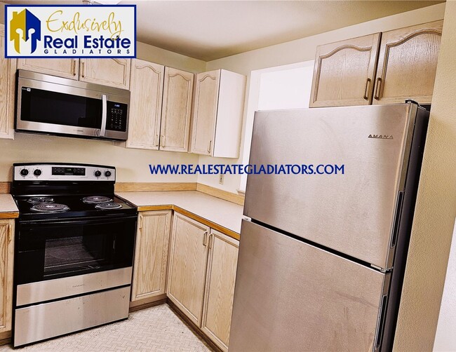 Building Photo - Pet Friendly 2 Bedroom/2 Bathroom at Sunse...