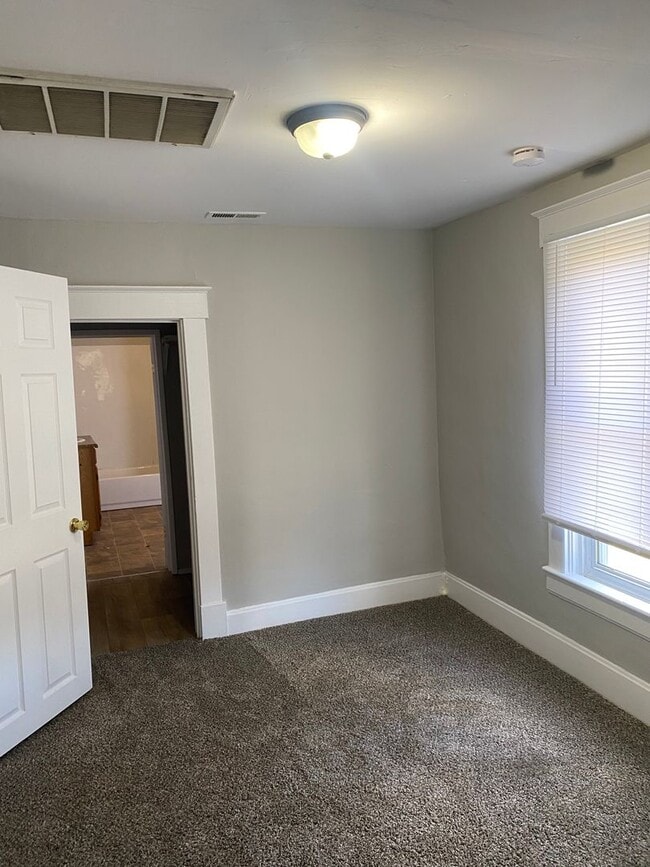 Building Photo - 2 Bedroom home on 5 acres in Strafford, MO