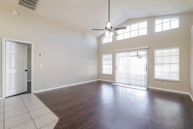 Building Photo - 931 Rivecon Ave