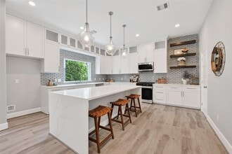 Building Photo - 1122 W 16th St