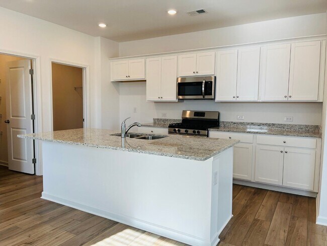 Foto del edificio - Wow! Brand NEW! 5 bed, 2.5 bath home, 2 ca...