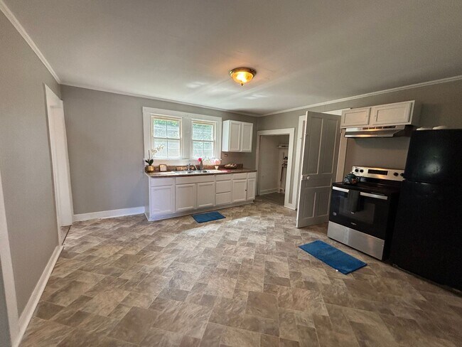 Foto del edificio - COMING SOON! Spacious 4-bedroom, 2-bathroom