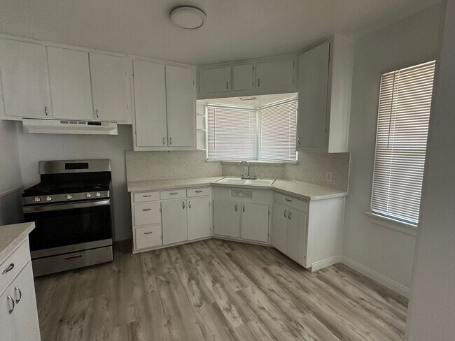 Building Photo - REMODELED HOME!