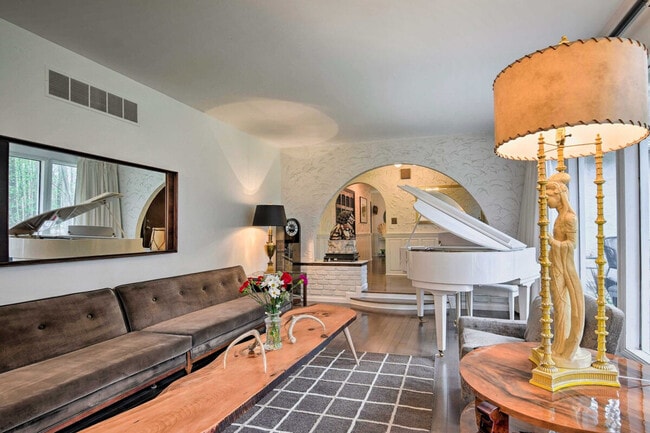 Building Photo - 28 Holiday Dr