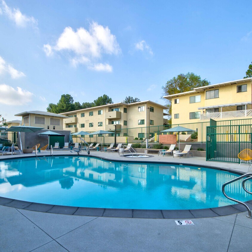 Chase Knolls 13401 Riverside Dr Sherman Oaks, CA Apartments for