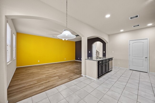 Building Photo - 7223 Pavilion Dr