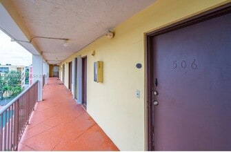 Building Photo - 9240 Fontainebleau Blvd