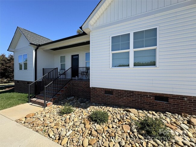 Building Photo - 1371 Legion Club Rd