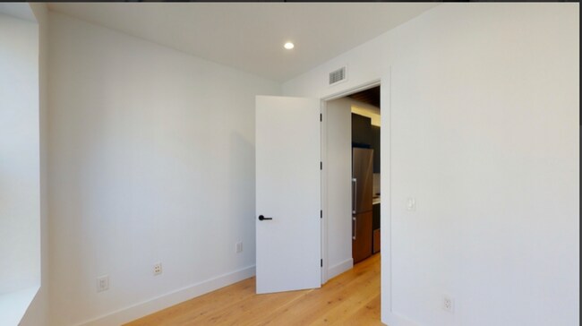 Foto del edificio - 77 E 3rd St