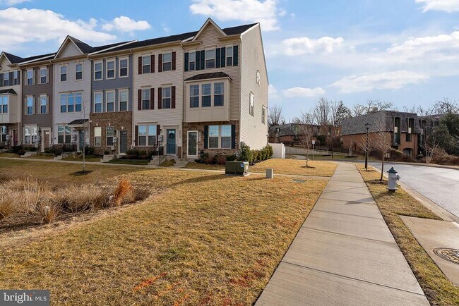 Building Photo - 9437 Oak Grv Ln