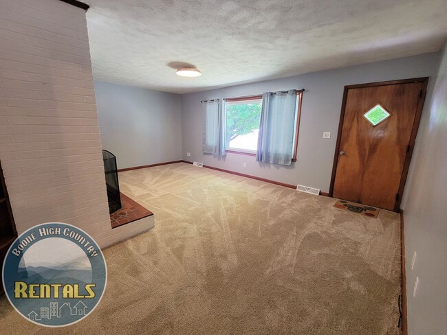 Foto del edificio - 3bd/2ba Ranch House Next to Watauga Medical Center