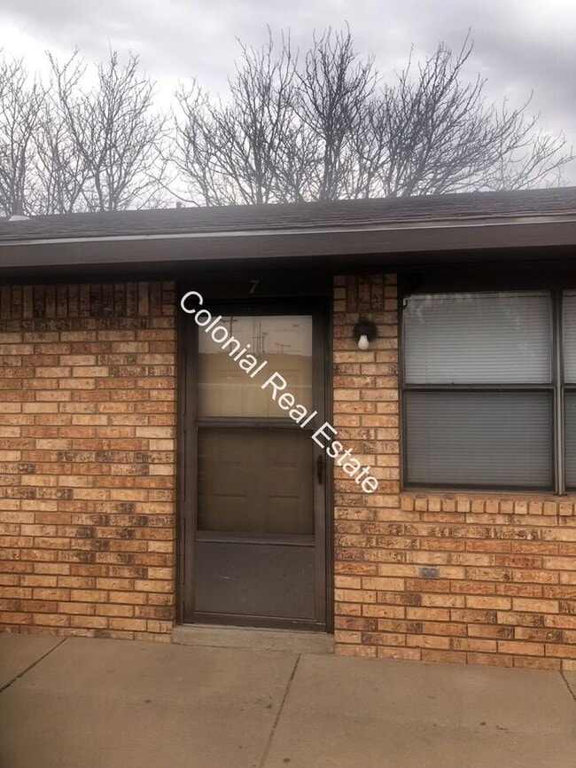 Building Photo - 2121 Gladstone St