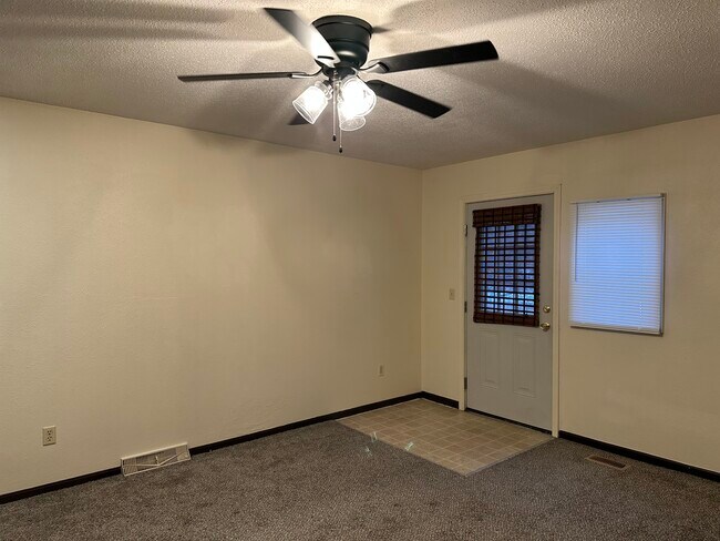 Foto del edificio - Two bedroom Townhouse off Lewis Ave near Alexis Rd.