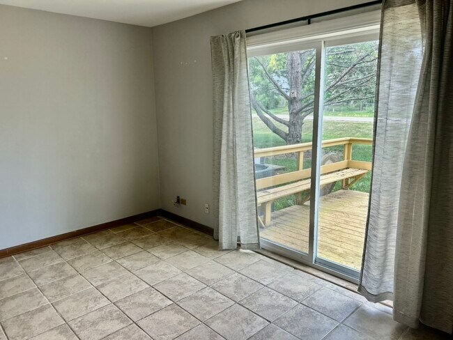 Building Photo - 2732 Wilshire Ct