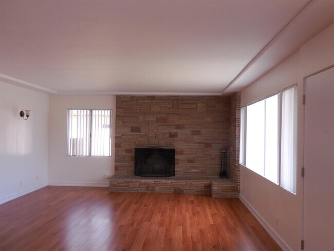 Building Photo - 1886 Colonia Pl
