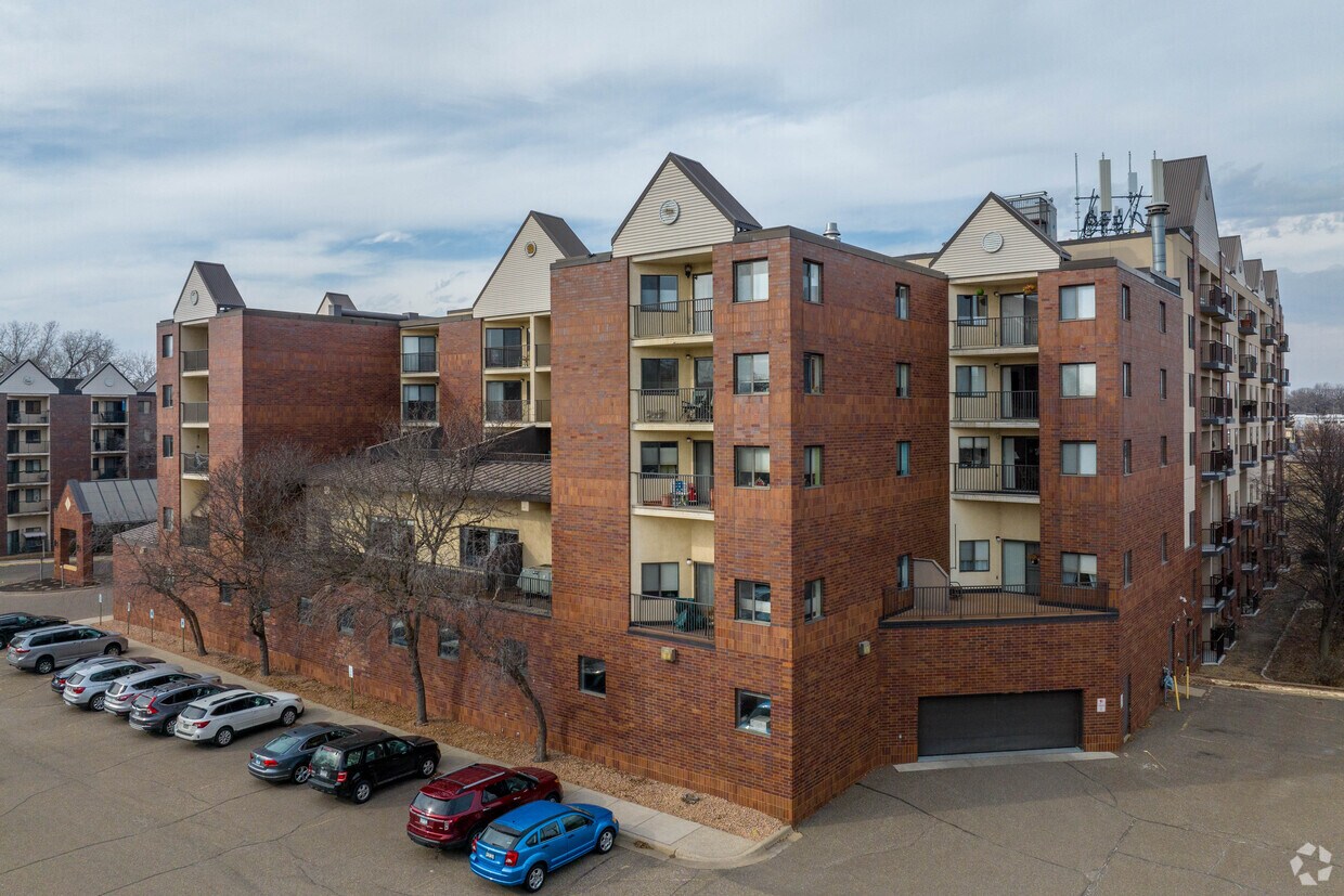 Building Photo - Covenant Living of Golden Valley