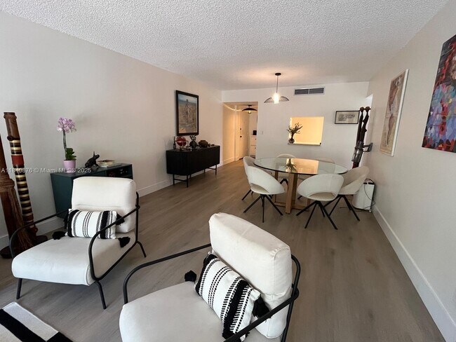 Foto del edificio - 100 Edgewater Dr