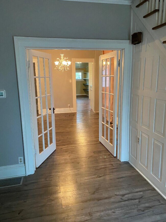 Sala de estar con vista al comedor y la cocina. - 253 Jefferson St