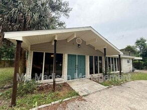 Building Photo - 2233 E Derenne Ave