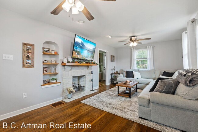 Building Photo - 2 br, 1 bath House - 3331 Wallace Drive